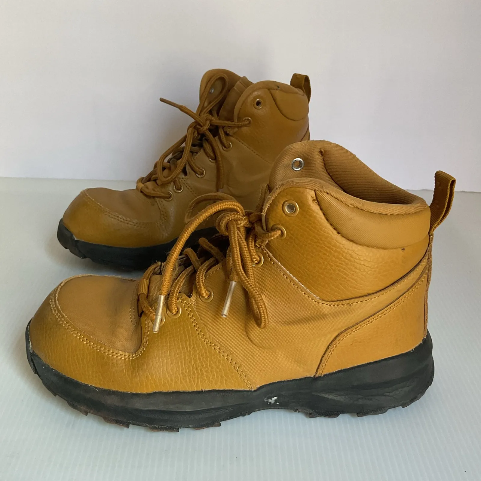 Nike Woodside 2 Youth Boots Wheat Tan 5Y Women’s 6.5 Hiking Trail - Image 2