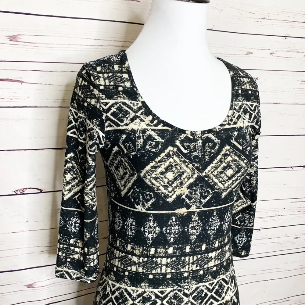 Hot Kiss 3/4 Sleeve Scoop Neck Bodycon Mini Dress Size Medium Black Aztec Boho - Image 4