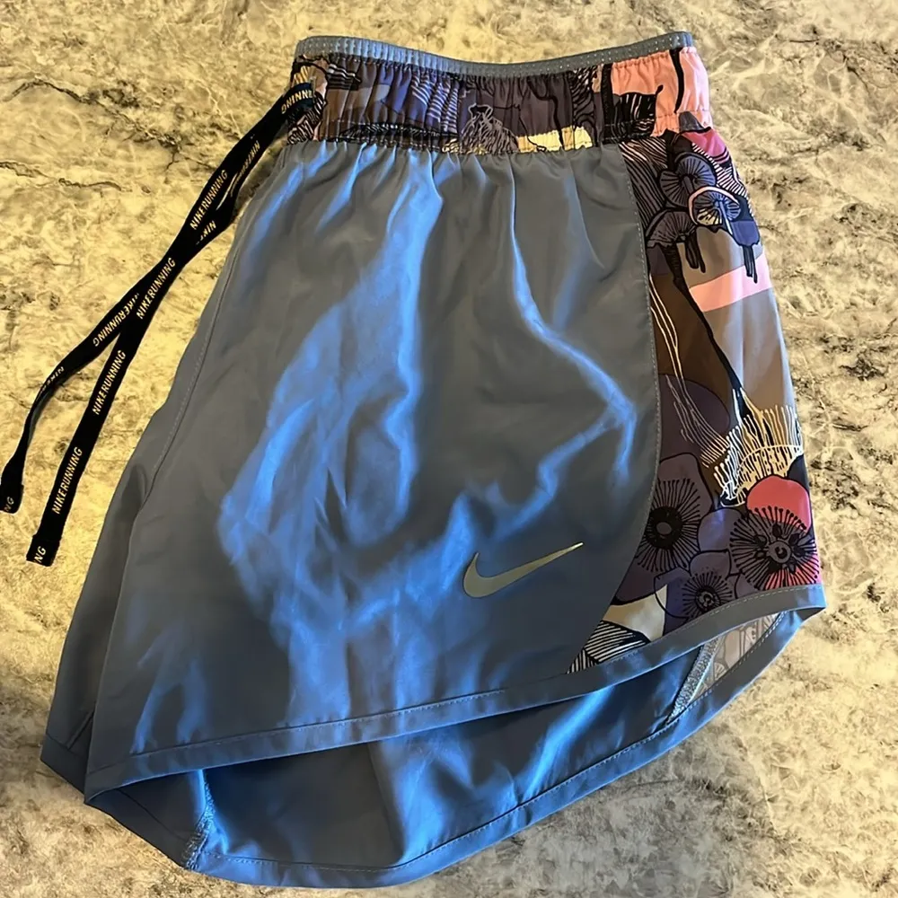 Nike 10k Femme Dri-Fit Running Shorts with Floral Detail - Image 4