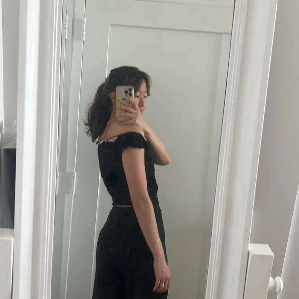 NWT LF SEEK THE LABEL BLACK OFF THE SHOULDER LACE OVERLAY CROP TOP - Image 3