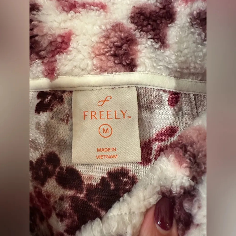 NWT Freely Cozy Pink and White Fleece Pullover Size M - Image 4