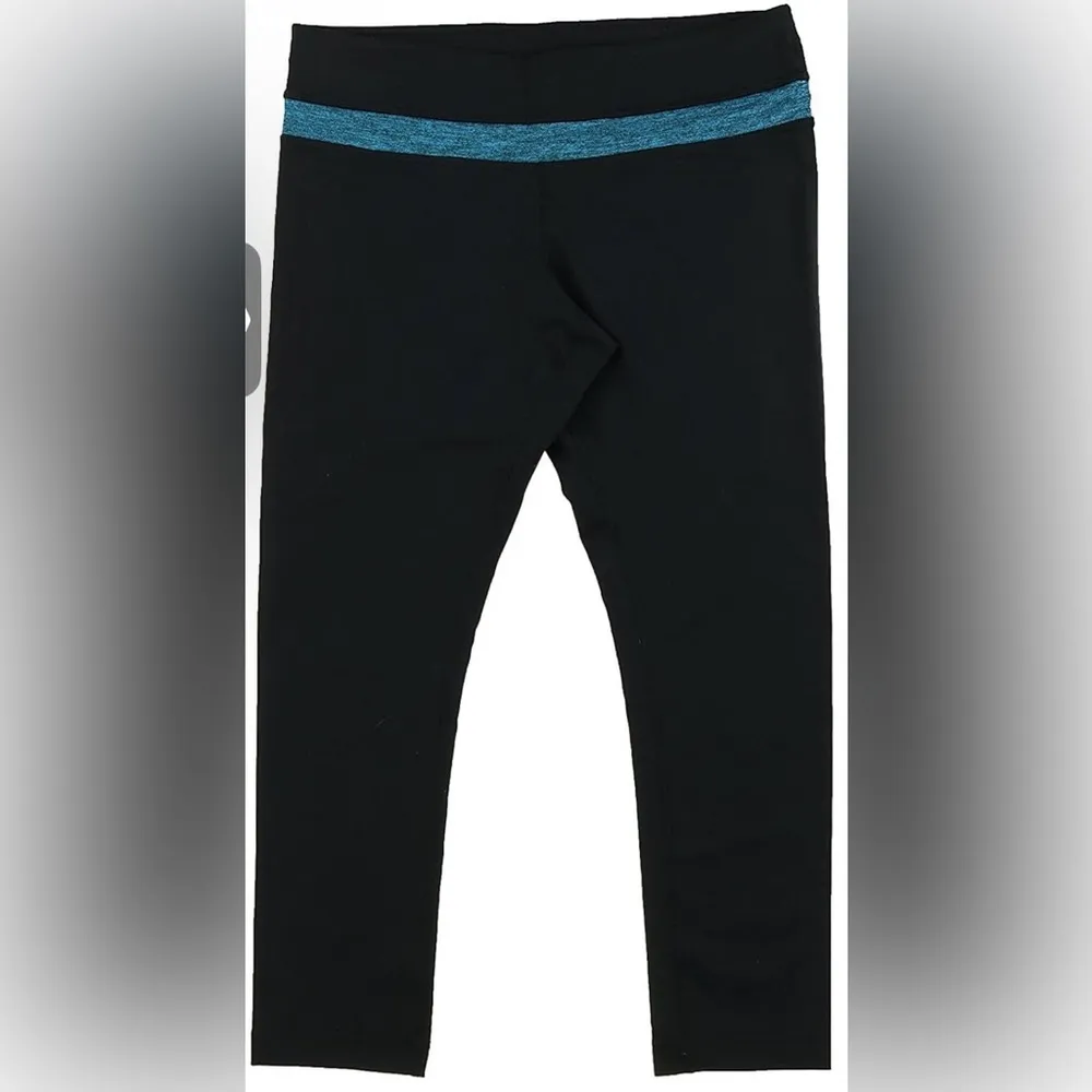 Kirkland Signature Women's capri Legging Zippered Back Key Pocket LIKE NEW - Image 2