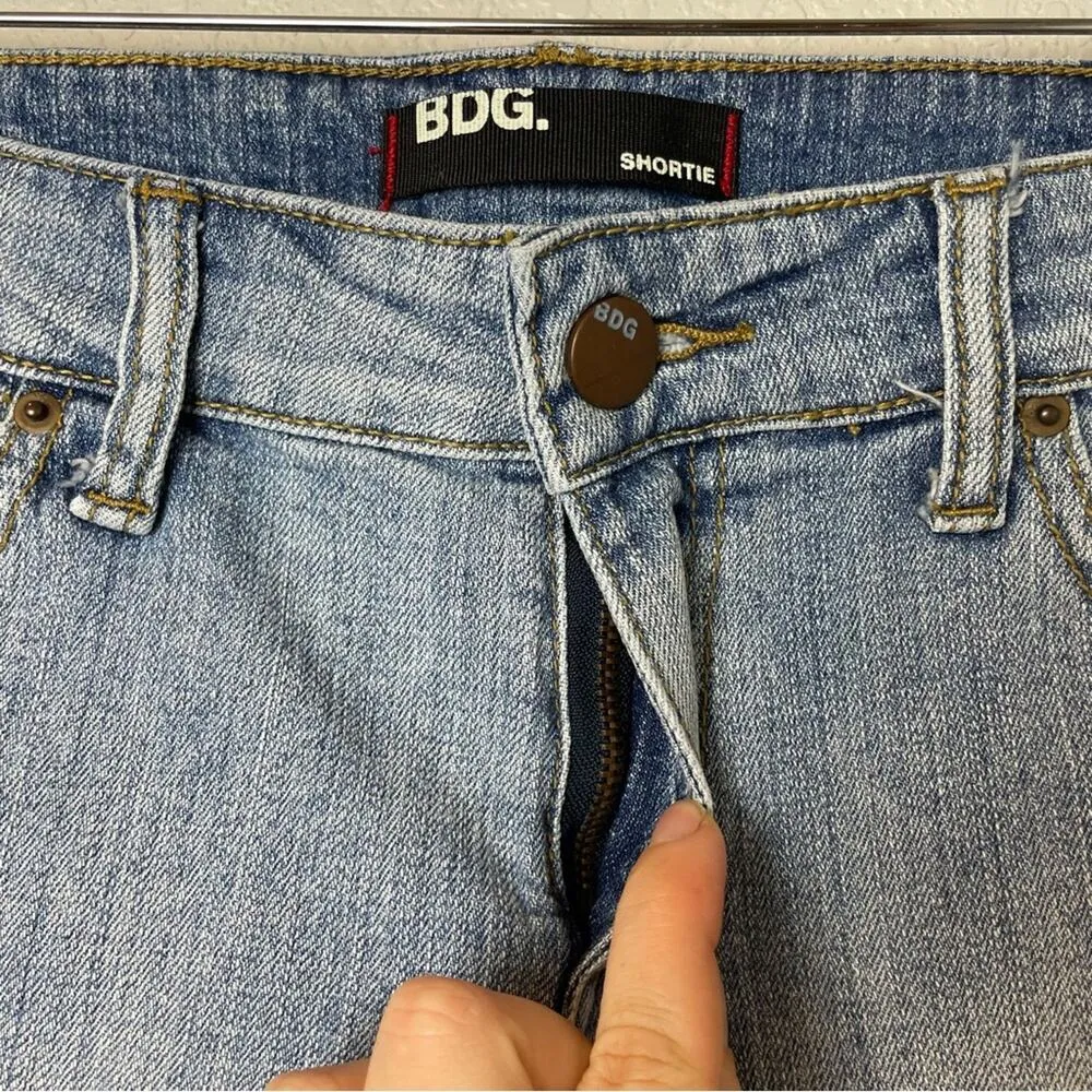 BDG Light Denim Cuffed Shortie Shorts Size 29 - Image 6