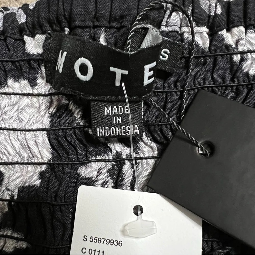 UO Motel Velina White Rose Black Puff Sleeve Top Size Small - Image 4