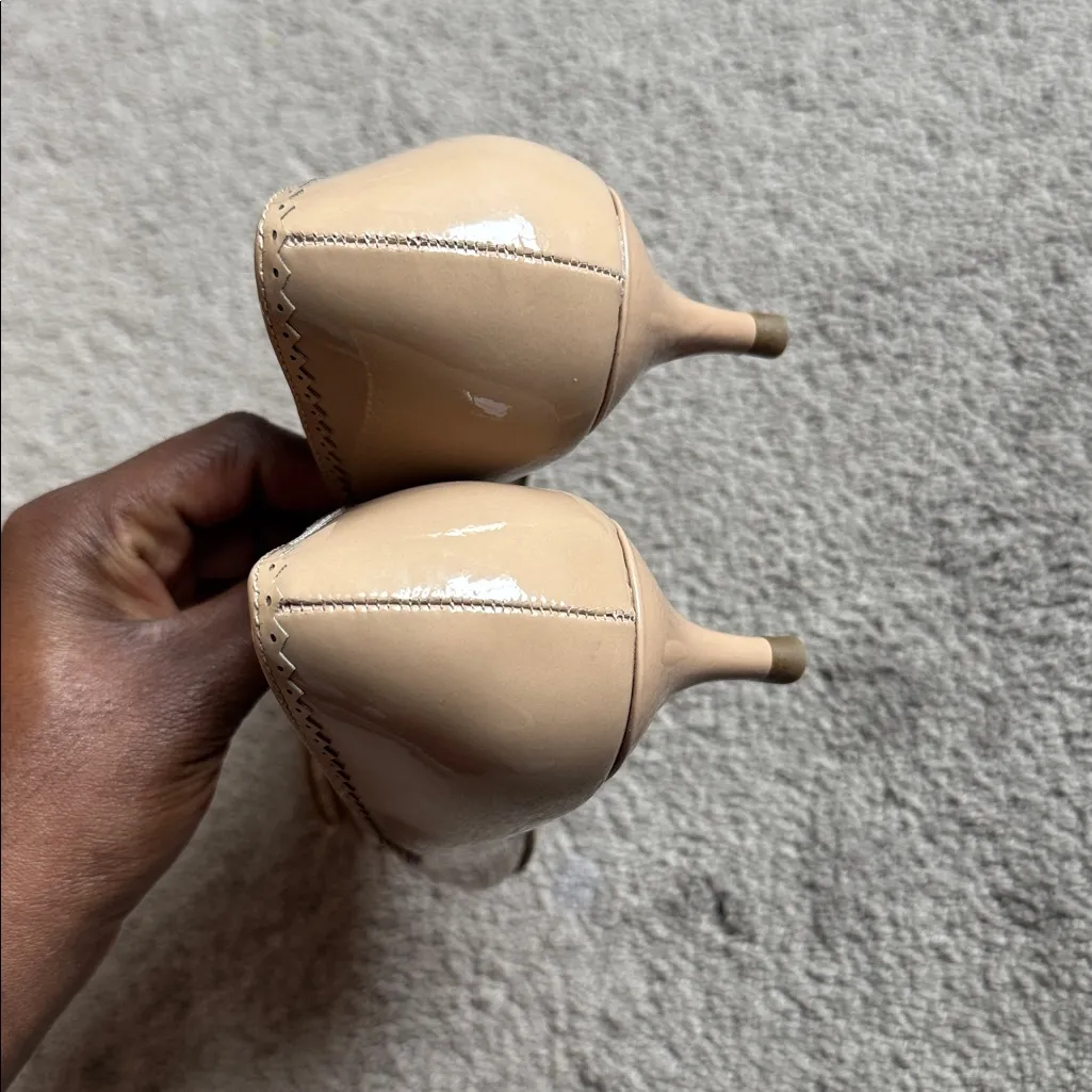 Talbots Sylvie Beige Patent Leather Keyhole Detail Kitten Heel Pumps SIZE 6.5M - Image 9