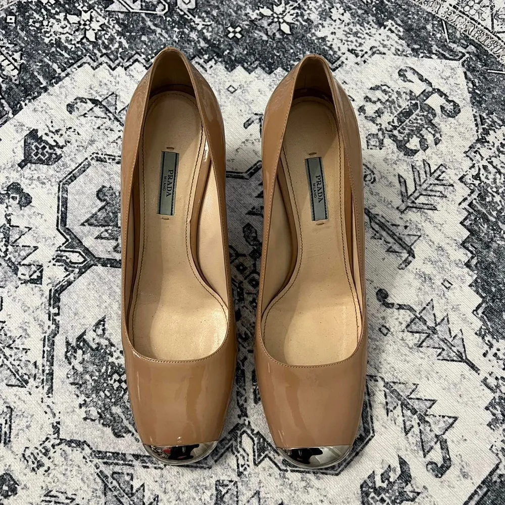 Prada Patent Leather Nude Heels with Silver Tip - Size 42 - Image 3