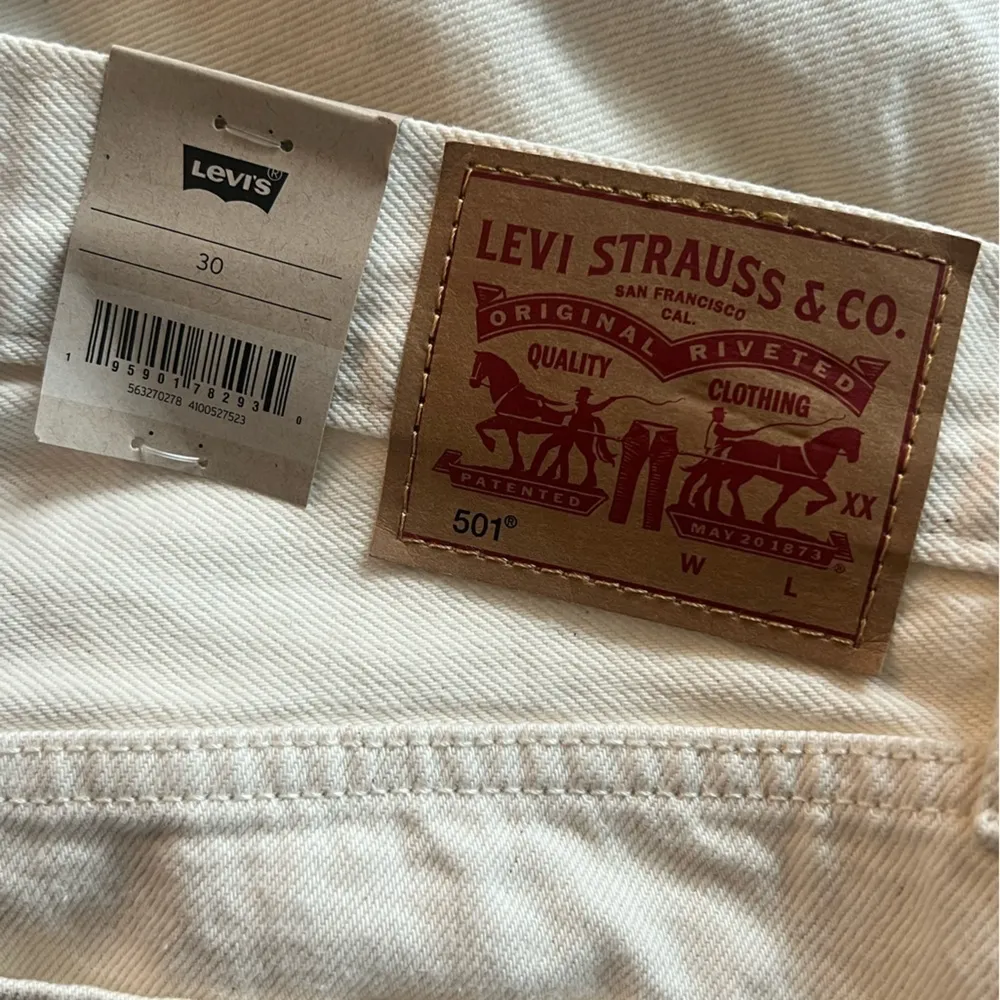 LEVI’S Butterfly Print 501 Raw Hem Jean Shorts Off White Size 30 NEW - Image 6