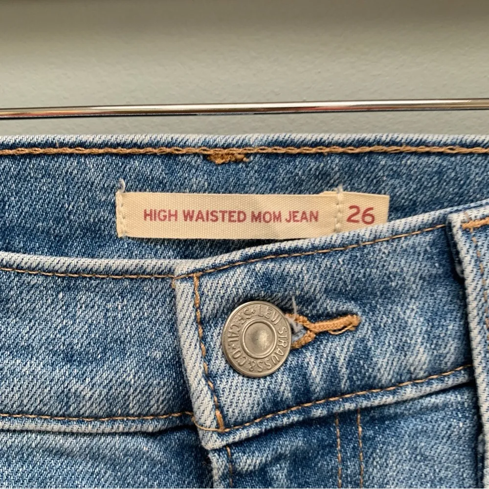 Levi’s High Rise Mom Jeans Distressed Blue 26 - Image 6