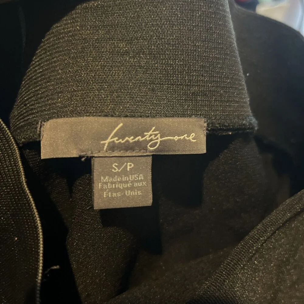 Twenty One Women's Black Mini Skirt Small Petite - Image 3