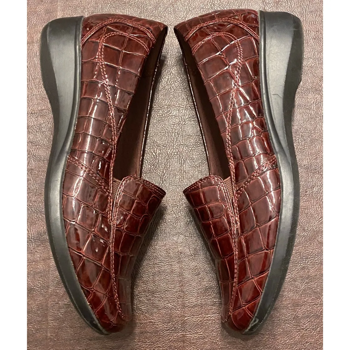 Clarks Collection Maroon Croc Embossed Patent Loafers 7M Comfort‎ Slip - Image 4