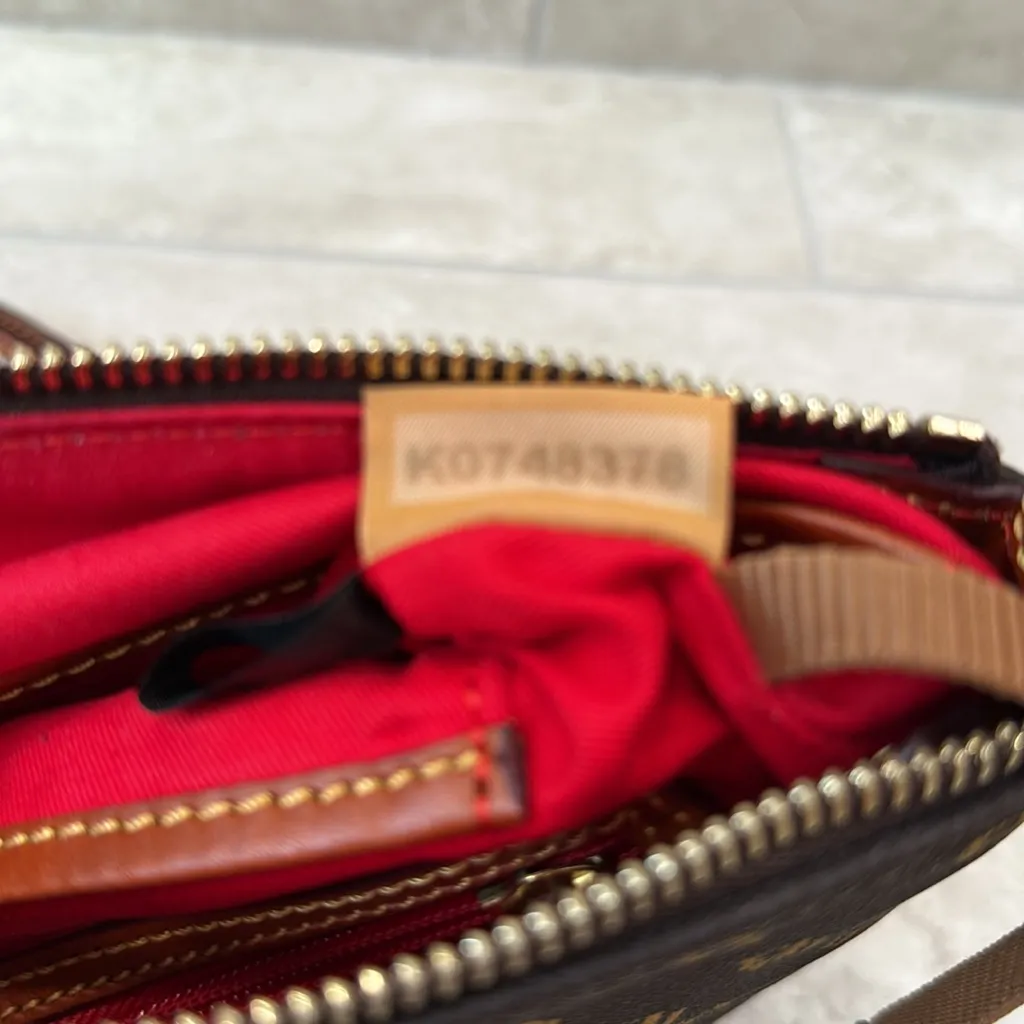 Dooney & Bourke NWOT Gretta Letter Carrier Crossbody Logo - Image 7