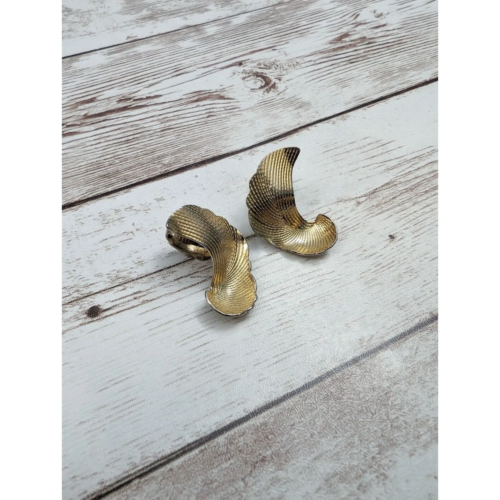 Vintage Avon Clip On Earrings - Image 10