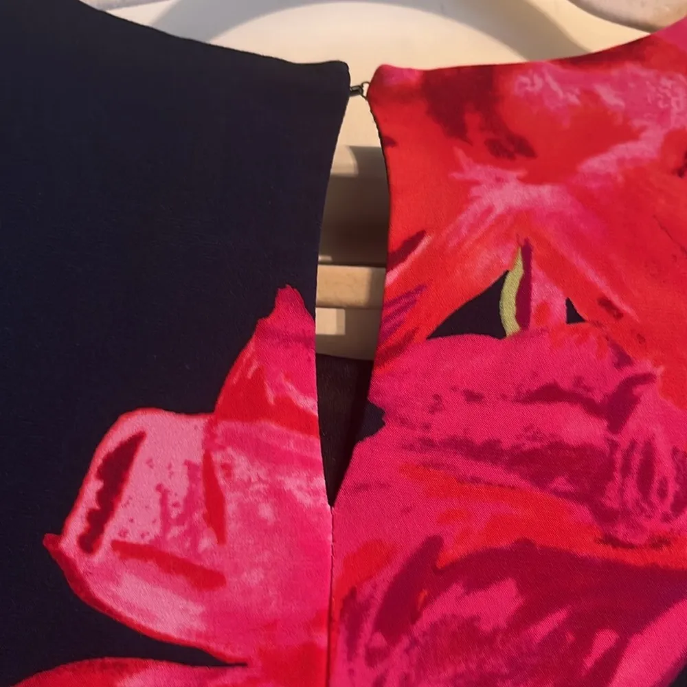 Anne Klein  | Navy & Red Floral Dress Size 10 Fully Lined Fraying Under Right Arm - Image 7