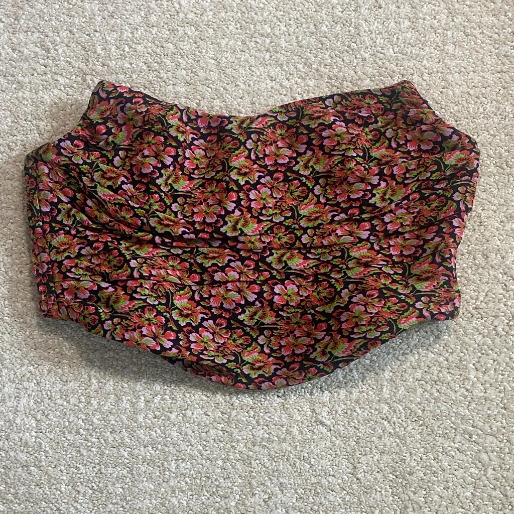Zara Floral Crop Top in Black and Pink - Image 2