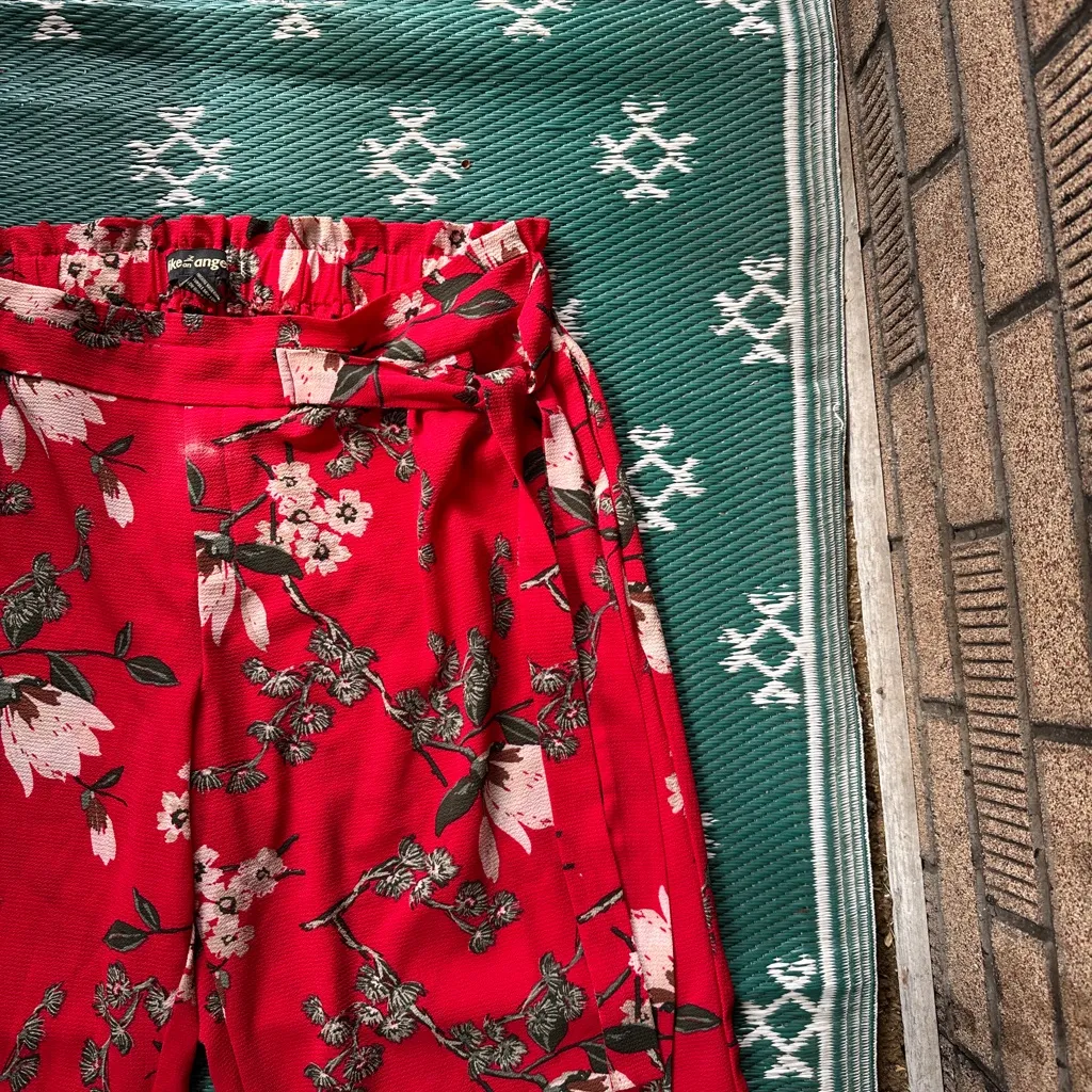 an Angel Red Floral Culotte Pants 3X Wide Leg Cropped - Image 2