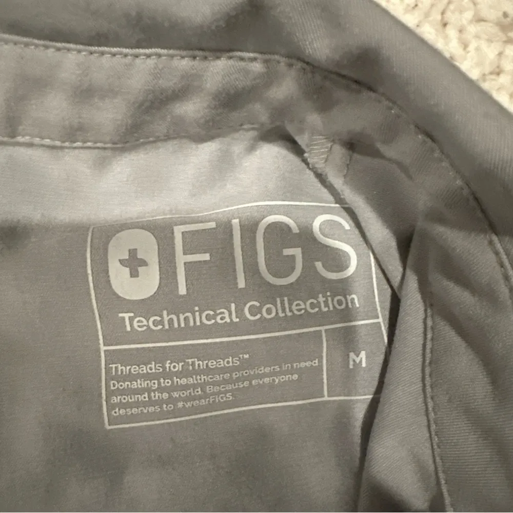 FIGS TECHNICAL COLLECTION SCRUB SHIRT WOMENS MEDIUM GRAY 2 POCKETS - Image 3