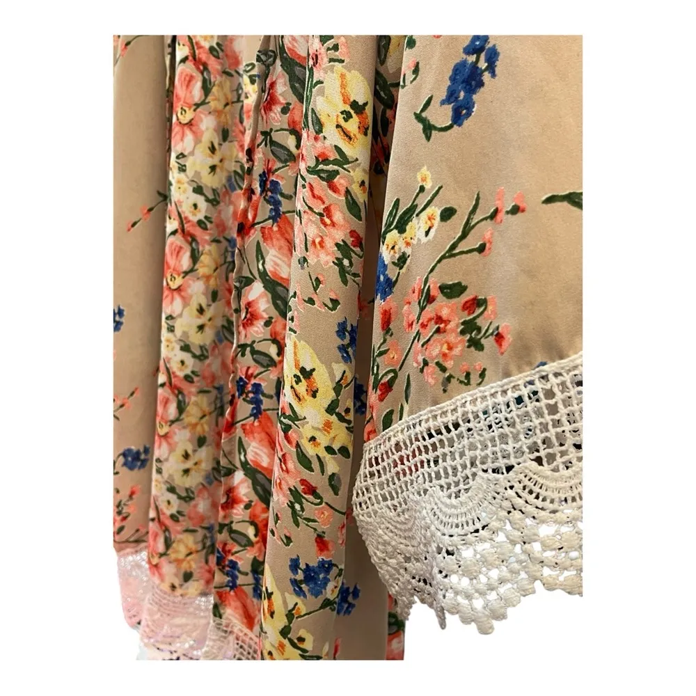 Trendy Boutique Tan Lace Trim Robe Size undefined - Image 2