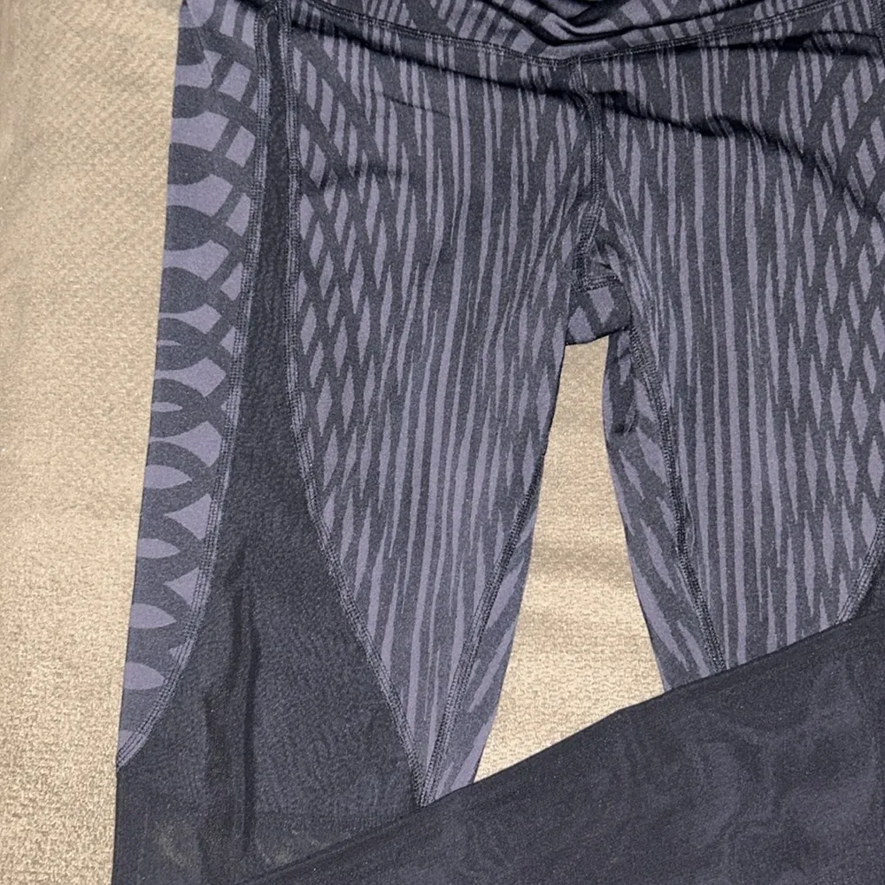 Alo Yoga Black Grey Striped Mesh Leg Low Rise Leggings Women’s - L - Image 3