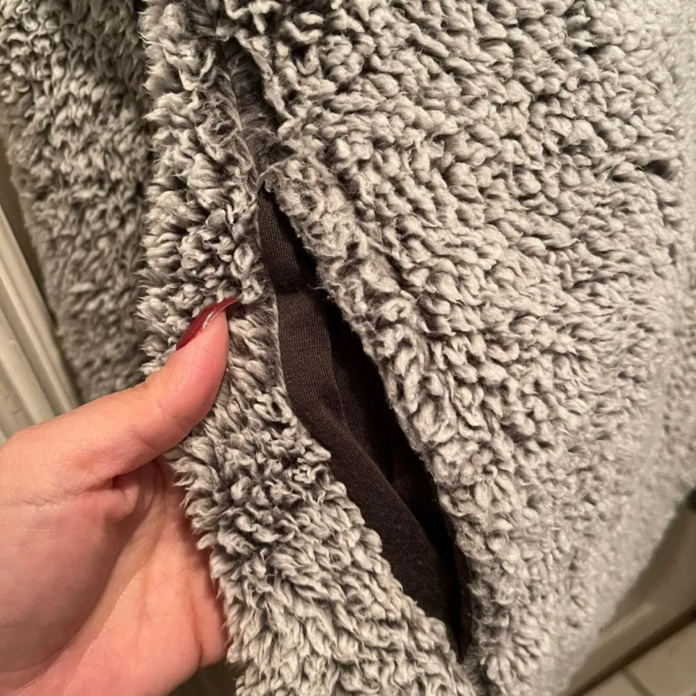 PINK Cozy Gray Sherpa Jacket M/L - Image 3