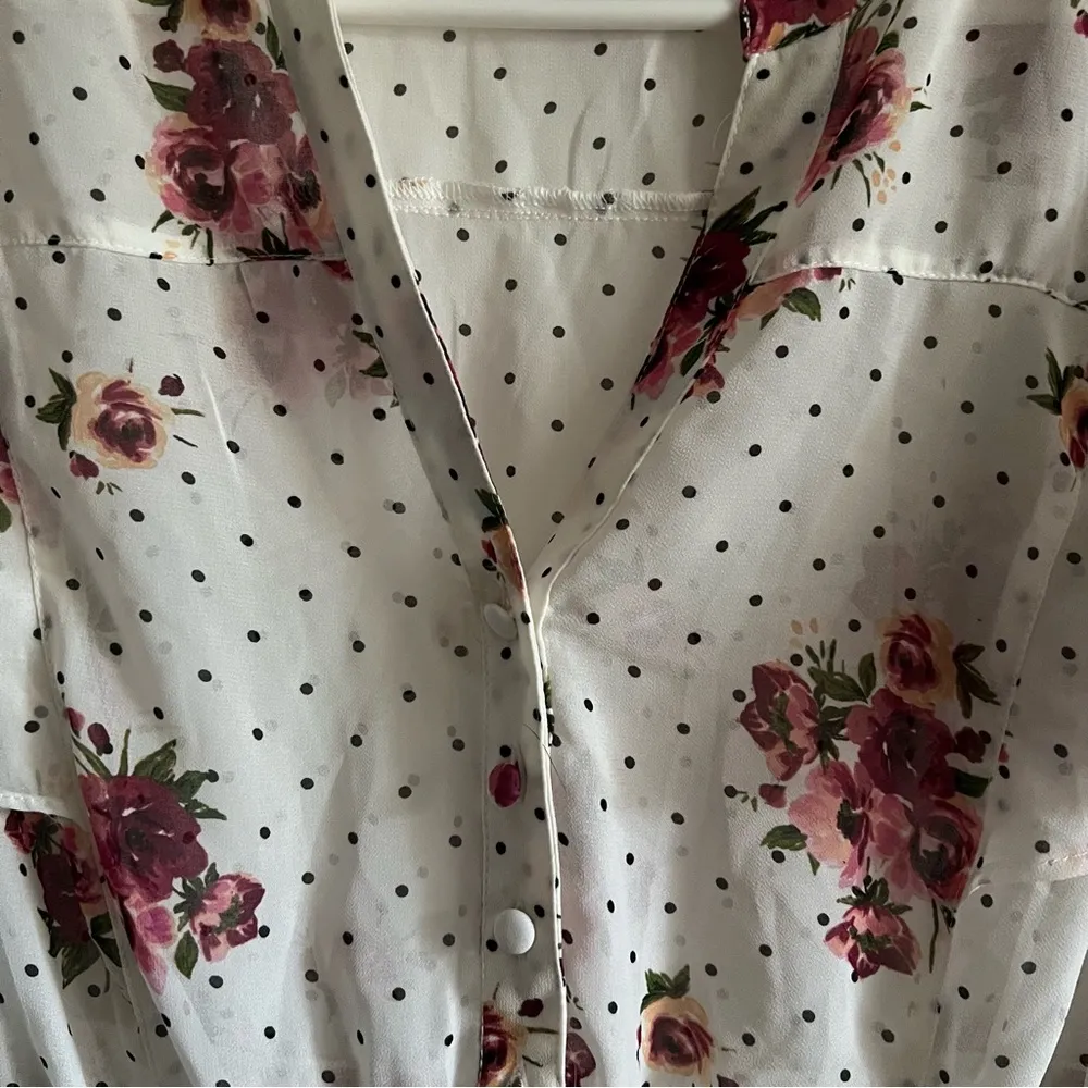 Torrid Chiffon Ruffle Front Blouse Size 1X Plus Size White Floral Polka Dot - Image 3