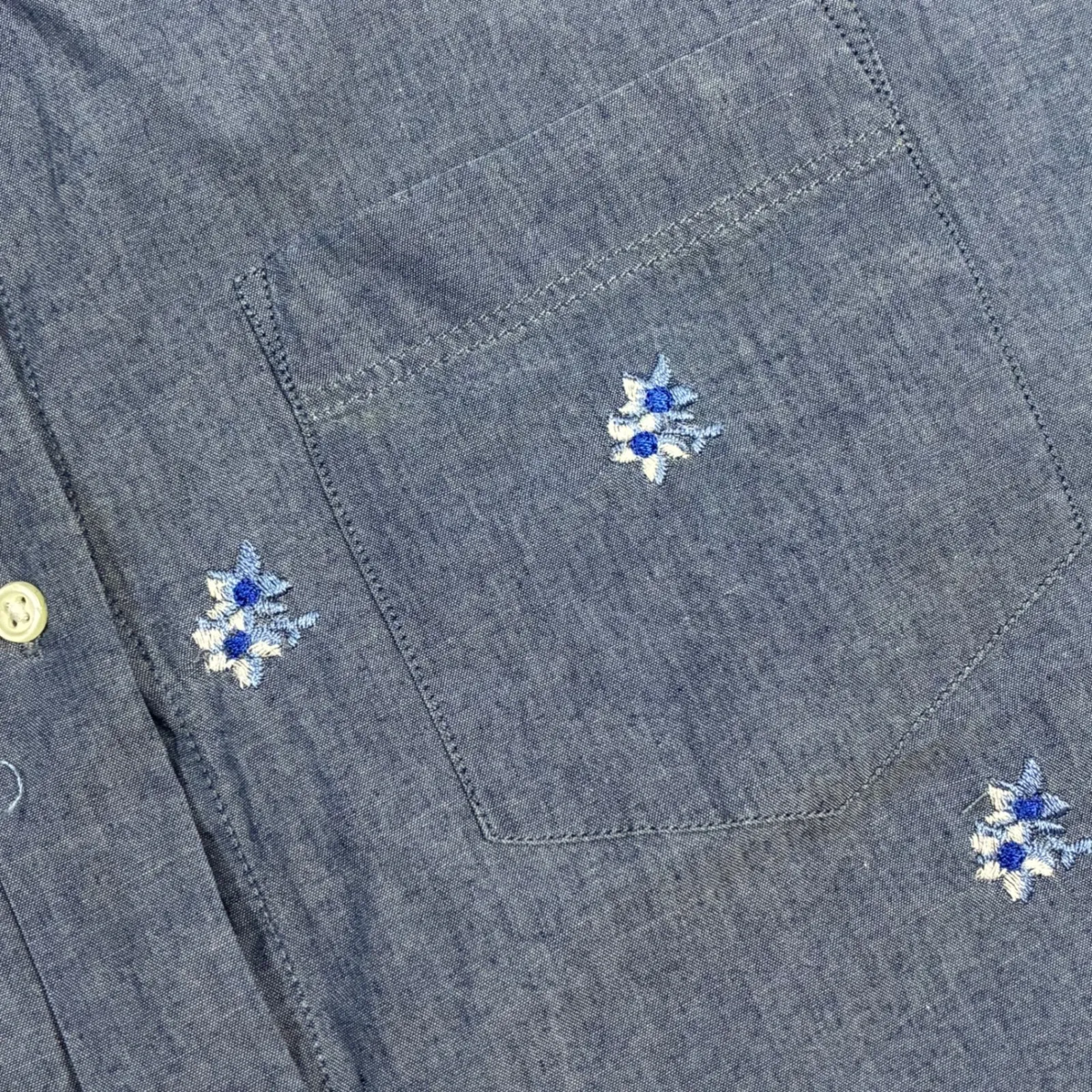 Gap Women XL Blue Chambray Sleeveless Floral Embroidered Button Up Shirt Top - Image 4