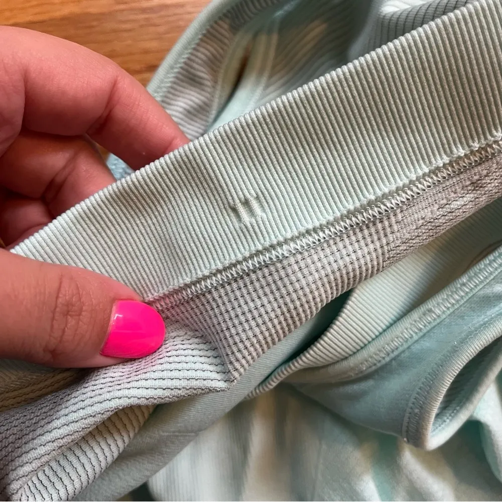 Lululemon aqua tank with built in bra size 6 - Image 3