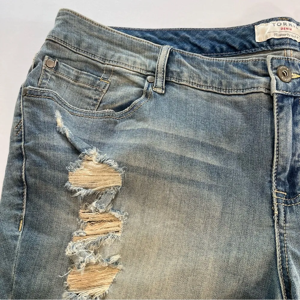 Torrid Light Wash 10 Inch Boyfriend Destructed Denim Jean Bermuda Shorts Size 22 - Image 3