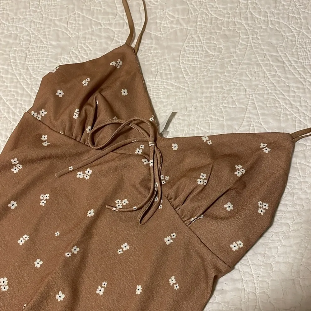 NWOT 7DAY WKND Goldish Slip Dress with White Flowers Gold Size L - Image 3