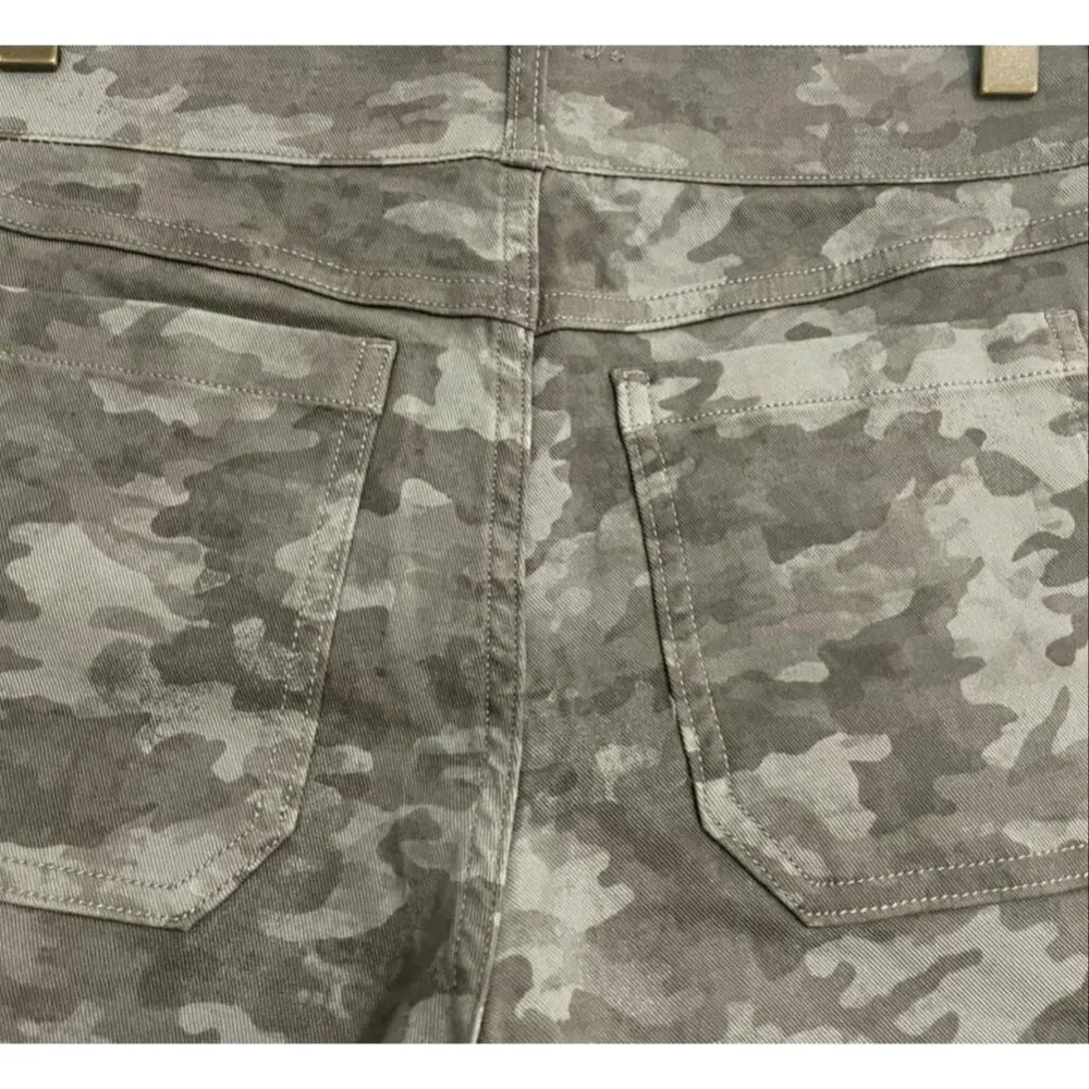 NEW SPANX Size Large Camo Shorts Stretch Twill Shorts Smoothing Flattering - Image 6