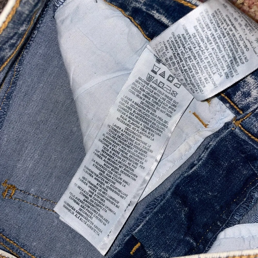 NWOT GUESS high rise acid wash rhinestone skinny jeans size 26 - Image 8