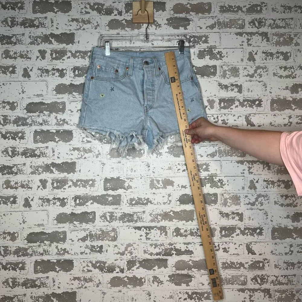 Levi’s | women denim shorts with embroidered flowers - Image 5