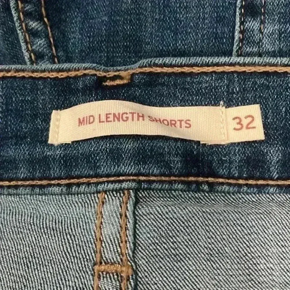 Levi’s mid length shorts in size 32 - Image 3