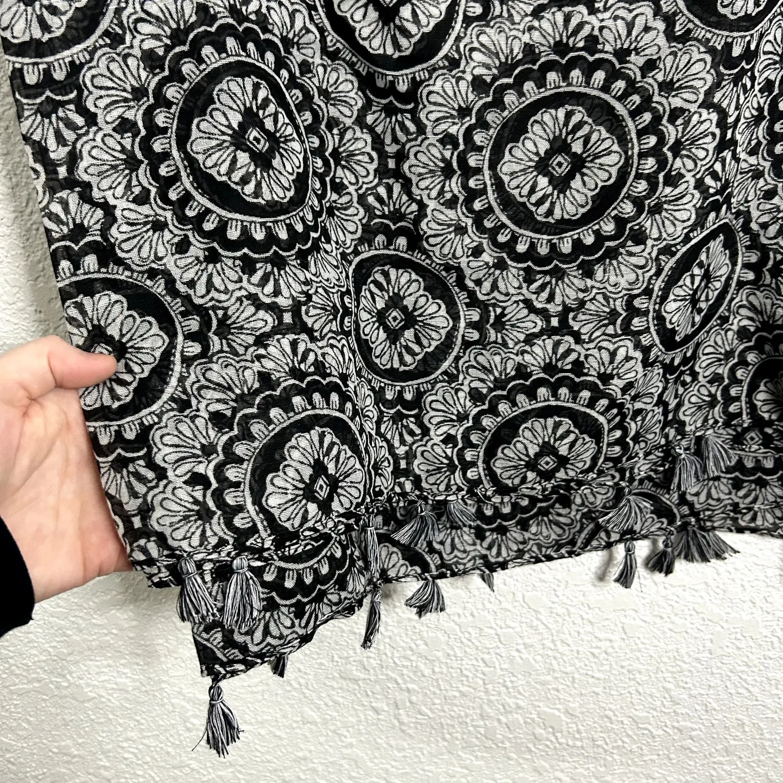 Lands End Black White Medallion Print Sarong Oblong Scarf Tassel NWT - Image 9