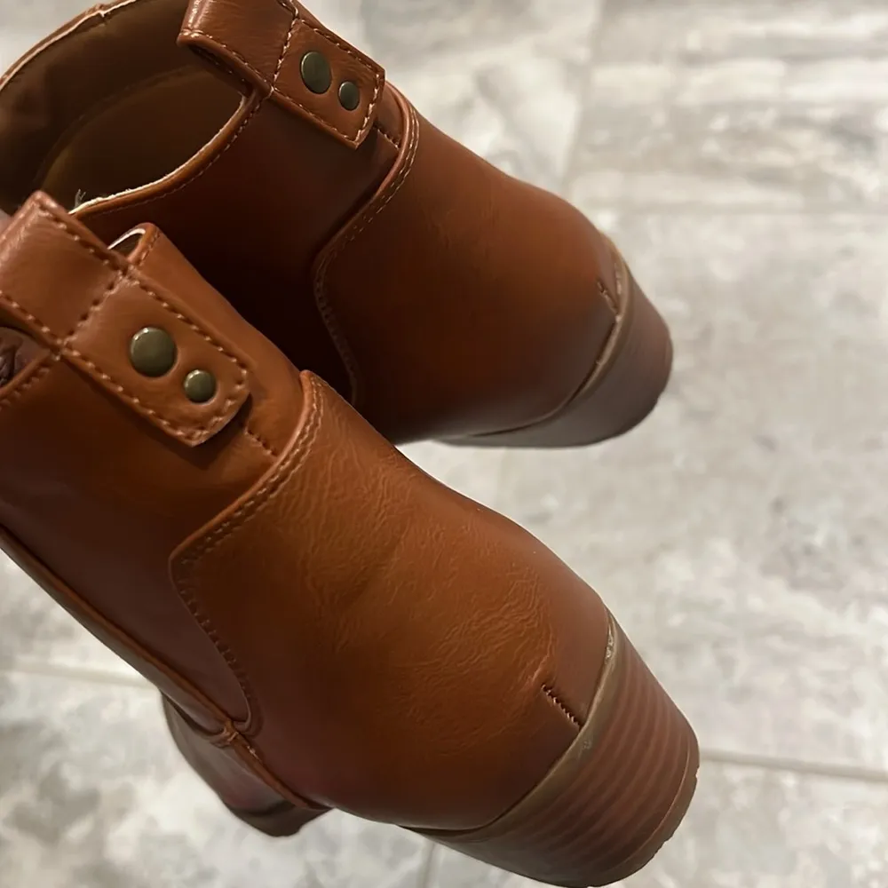 Style & Co. Memphyss Faux Leather Side Zip Ankle Boots Shoes, Cognac Size 9 NEW - Image 10