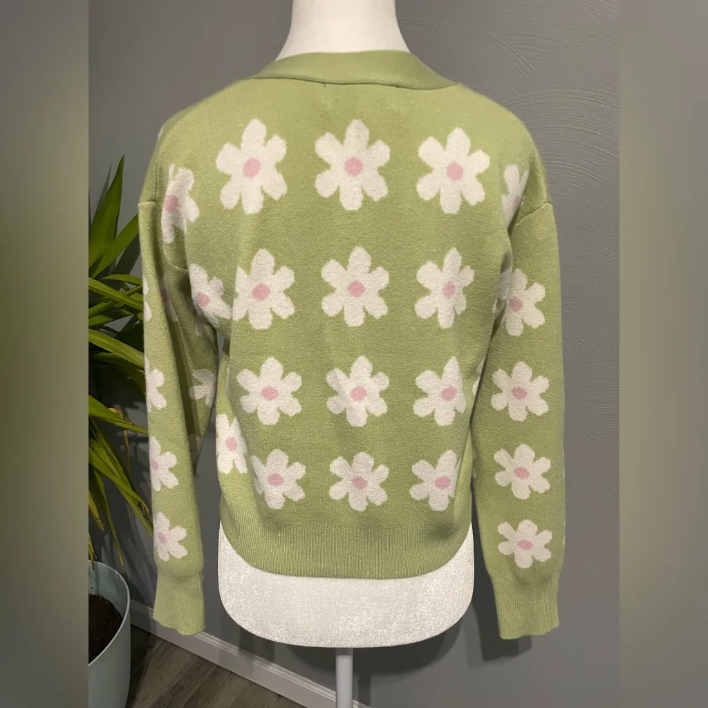 Willow & Wind Cropped Daisy Green Buttoned V - Image 3