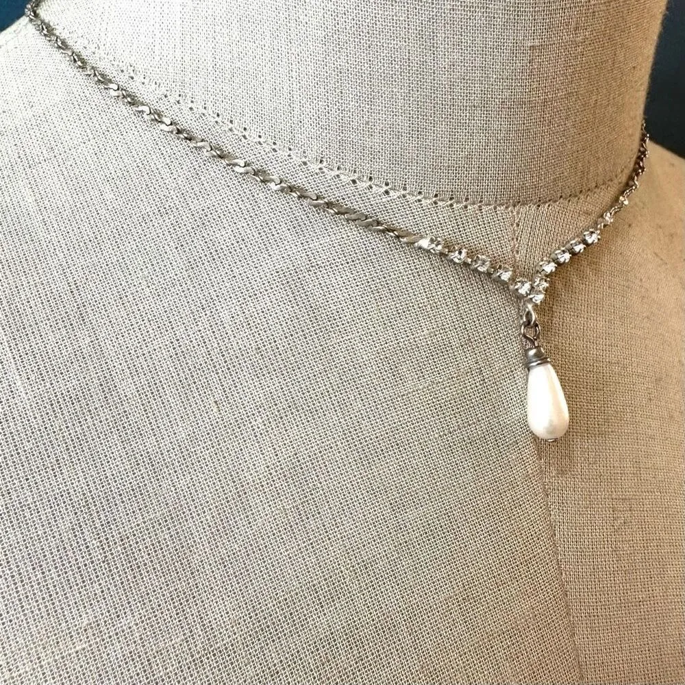 Vintage faux pearl rhinestone V tear drop dangle necklace silver tone - Image 3