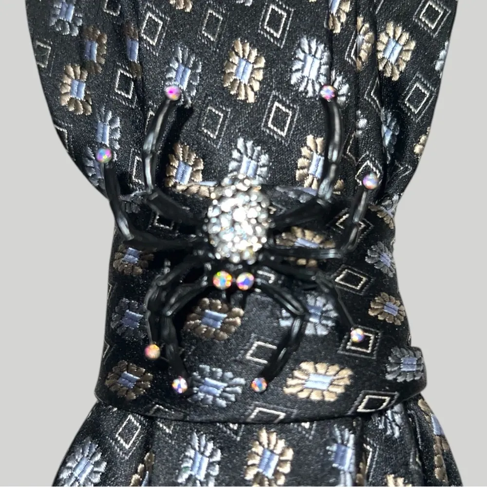 Elegant Black and Silver Patterned Tie necklace - Image 4