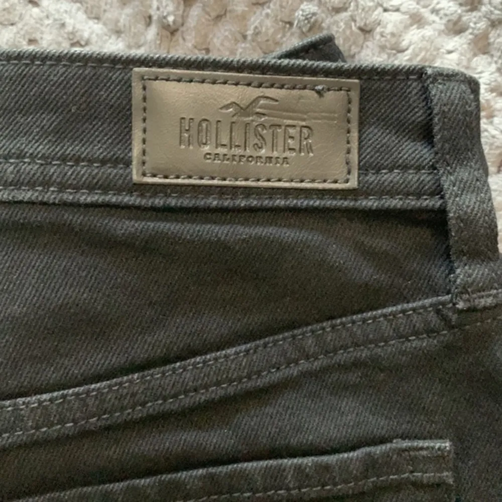 Hollister Denim Black Jean ULTRA HIGH RISE MOM SHORTS 3” Size 27/5 EUC #7918 - Image 6