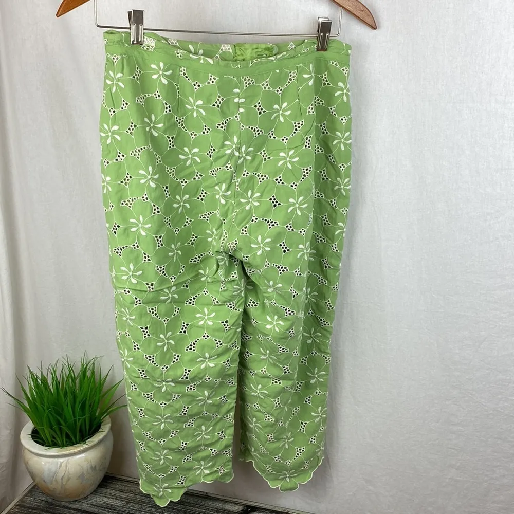 Tommy Bahama Silk Blend Green & White Floral eyelet embroidered Capri Pants 6 - Image 2