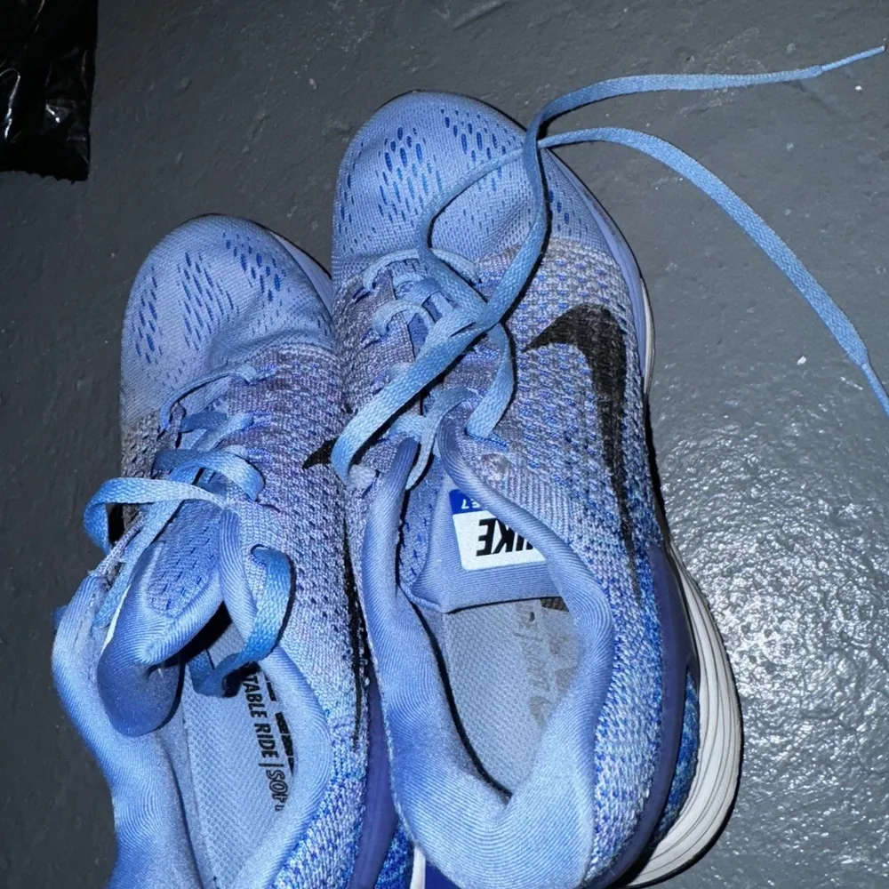 Nike sneaks - Image 3