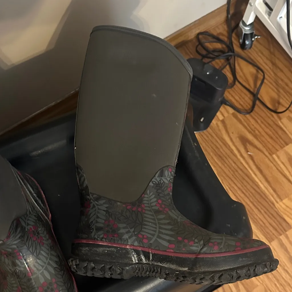 Bogs Women's Charcoal and Burgundy Winter Boots Gray Size 6 - Image 10