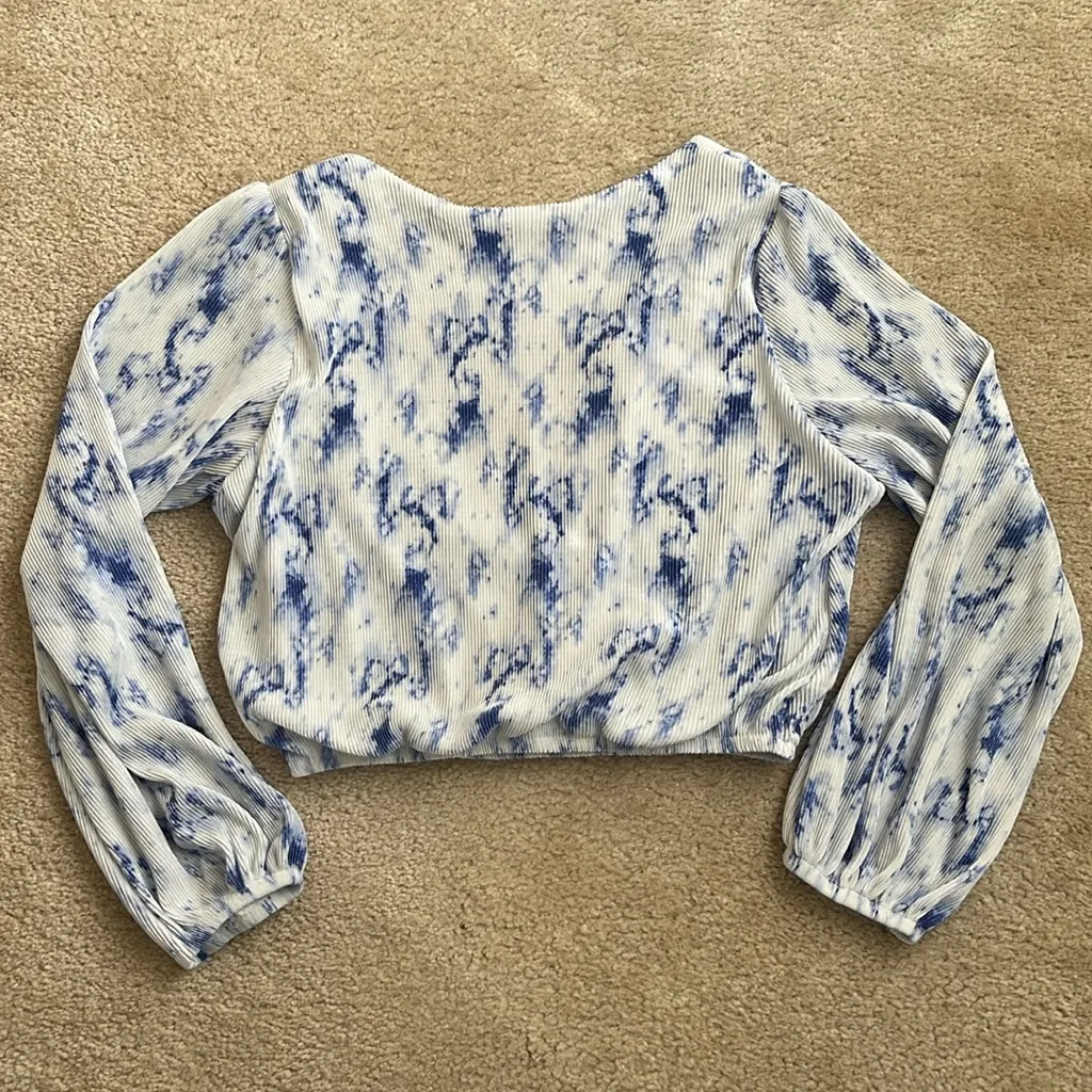 ASTR the Label Pleated Surplice Long Sleeve Cropped Blouse in Blue White XS - Image 3
