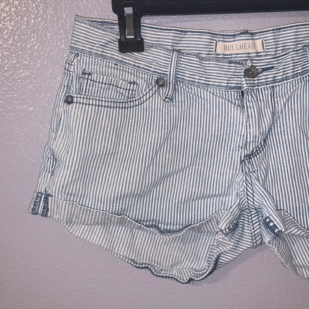 Bullhead blue white striped jean shorts Size undefined - Image 2