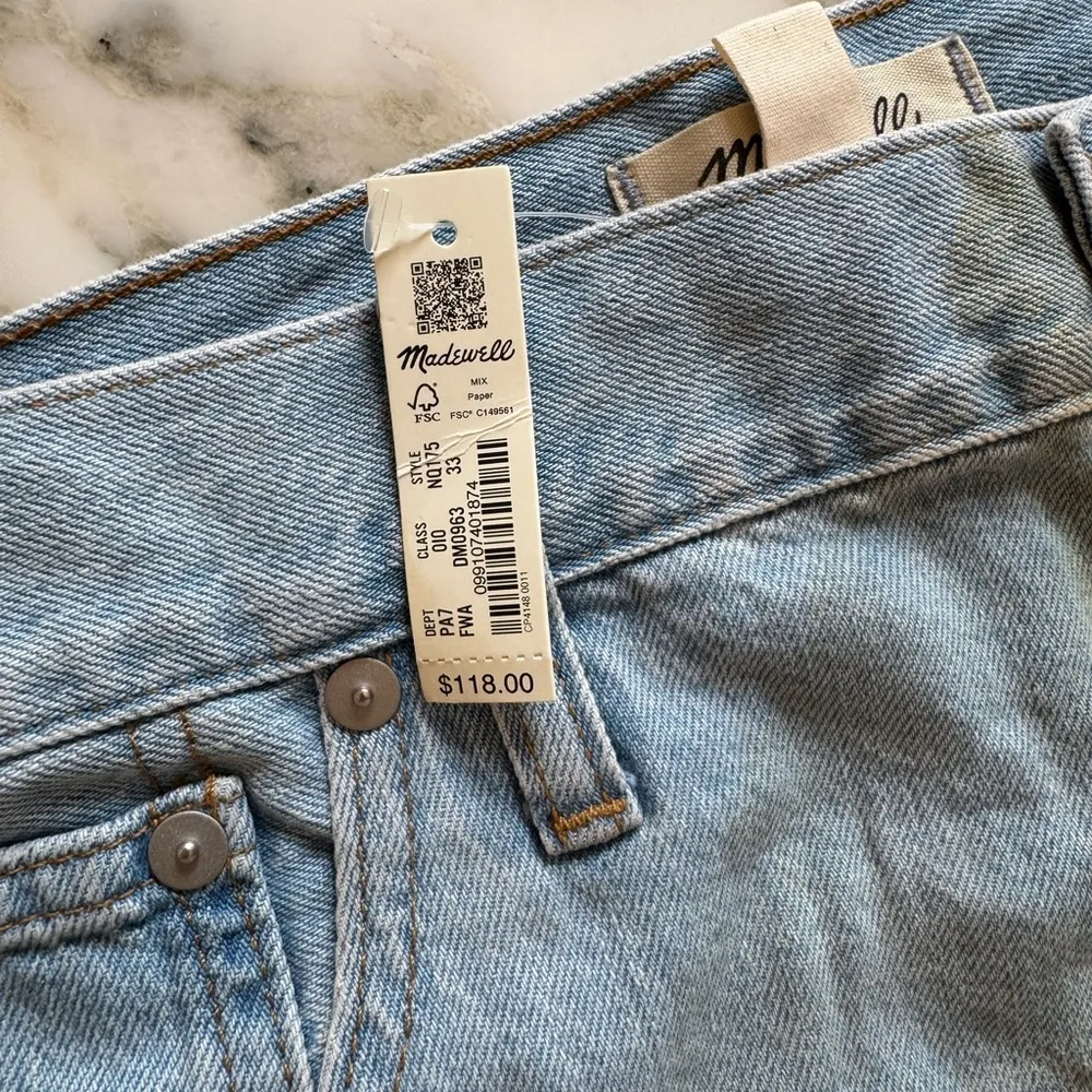 NWT Madewell 90’s Straight Jean 33 needs to be washed liquid spilled on front - Image 9