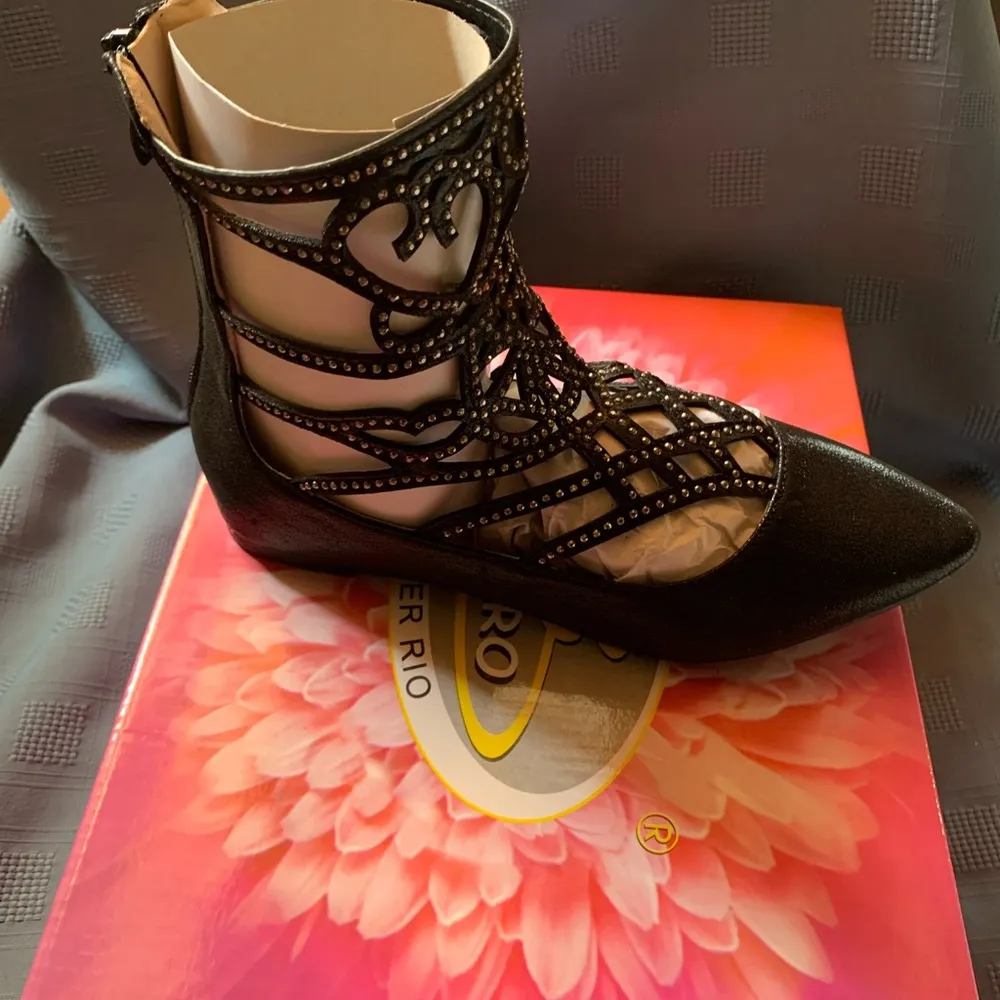 Bolaro Black Flat Studded Gladiator Flat Shoes Size 5.5 - Image 3