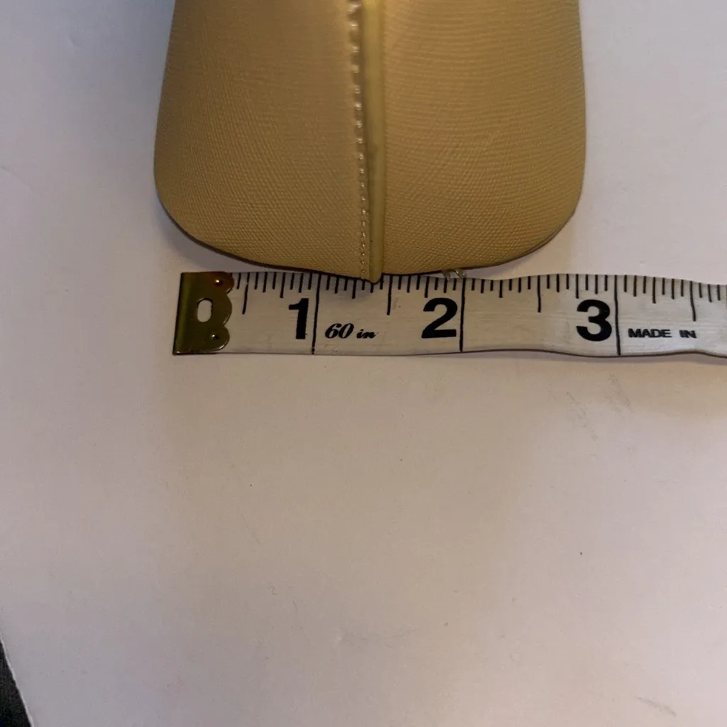 WRENDALE BRAND YELLOW HYDRANGEA WITH BEES AND LADYBUG DESIGN
VINYL ZIP CLOSURE - Image 12