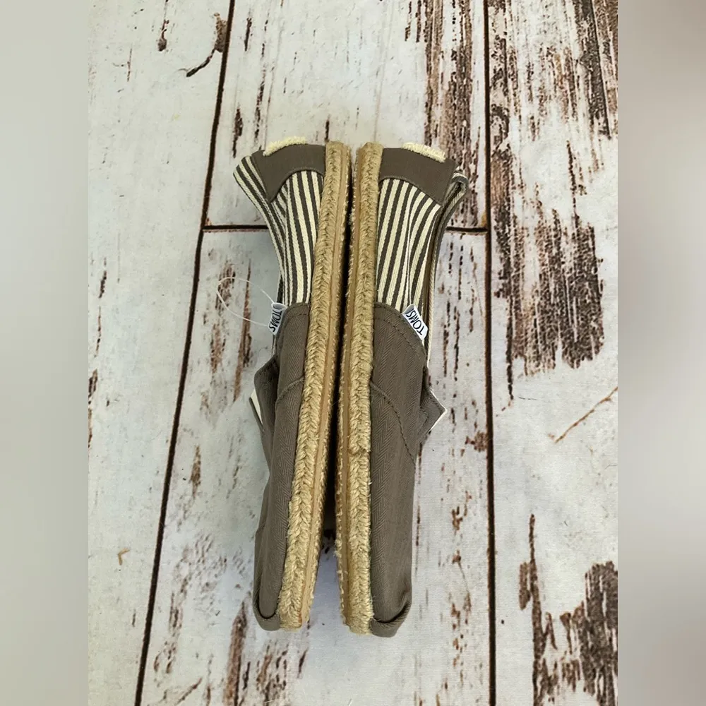 NWOT TOMS DISTRESSED GRAY AND CREAM STRIPPED ESPADRILLE STYLE SLIP ON SHOES - Image 4