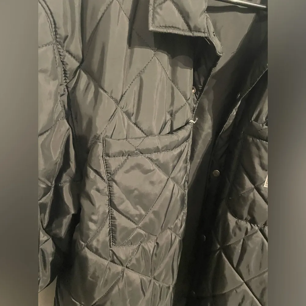 men’s quilted black lightweight coat size XL pocketed small hole see notes - Image 6