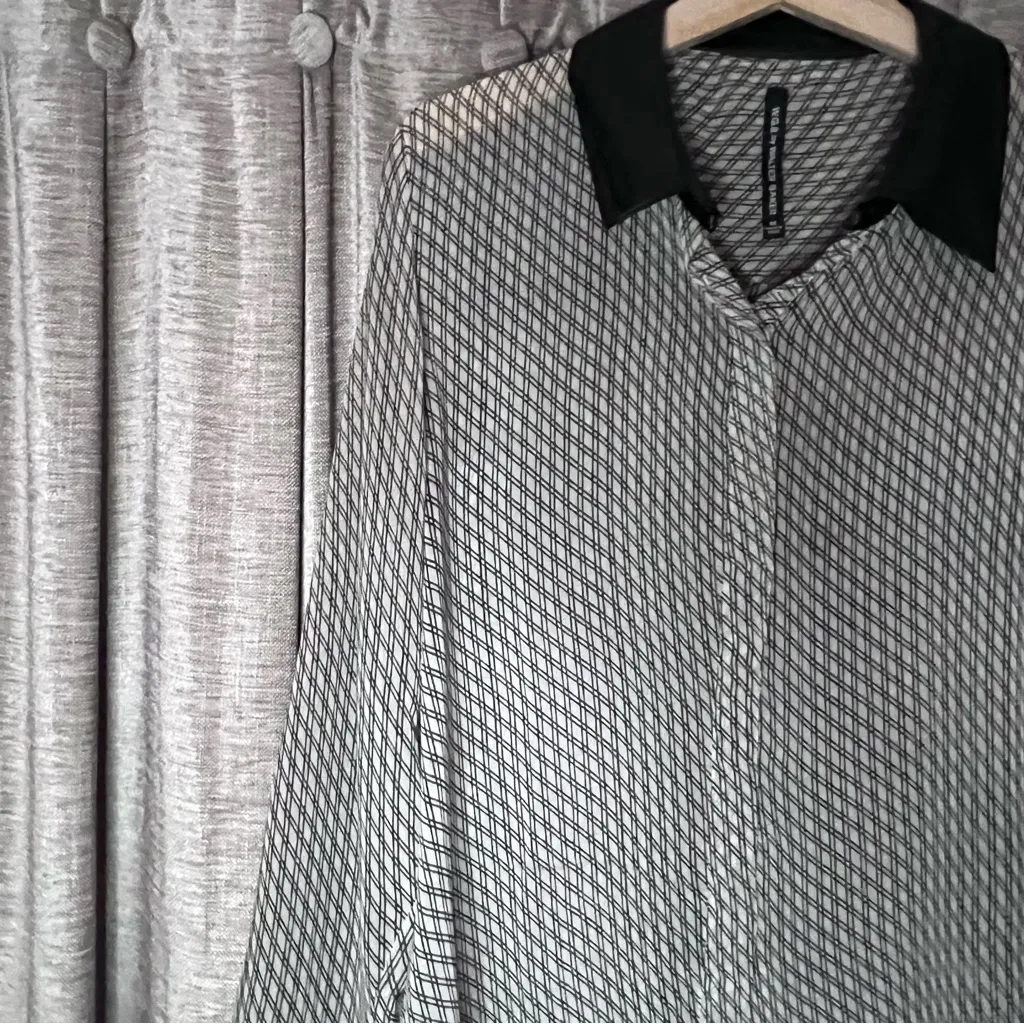 Walter Baker W.G.B. By  Black and White Diamond Print Button Down Shirt Medium - Image 4