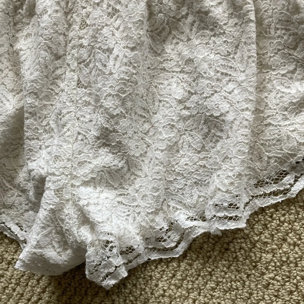 Hollister Lace Cream Elastic Shorts Frilled White Casual Size Small Stretchy EUC - Image 5